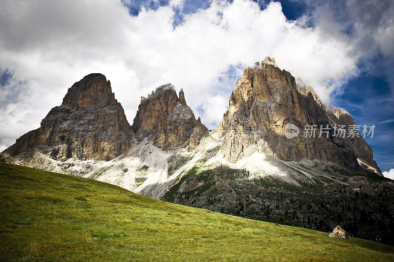 白云石Val di Fassa意大利，欧洲阿尔卑斯山景观，多云